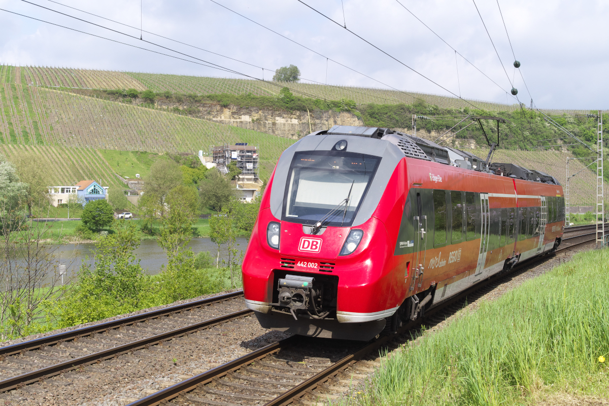 Ein Nachschuß auf 442 206, der Triebwagen fährt auf der Obermoselstrecke in Richtung Trier und hat gerade den Hp Wehr an der Mosel verlassen. 01.05.2018
