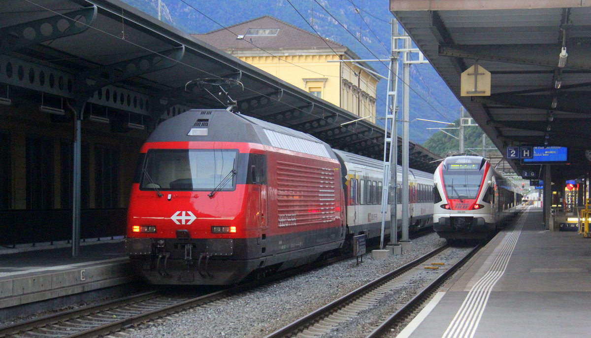 Ein Nachschuss auf die 460 von SBB sie schiebt  einen Schweizer Personenzug und verlässt den Bahnhof von Bellinzona(CH). 
Aufgenommen vom Bahnsteig 3 in Bellinzona(CH). 
Am Abend vom 28.7.2019.
