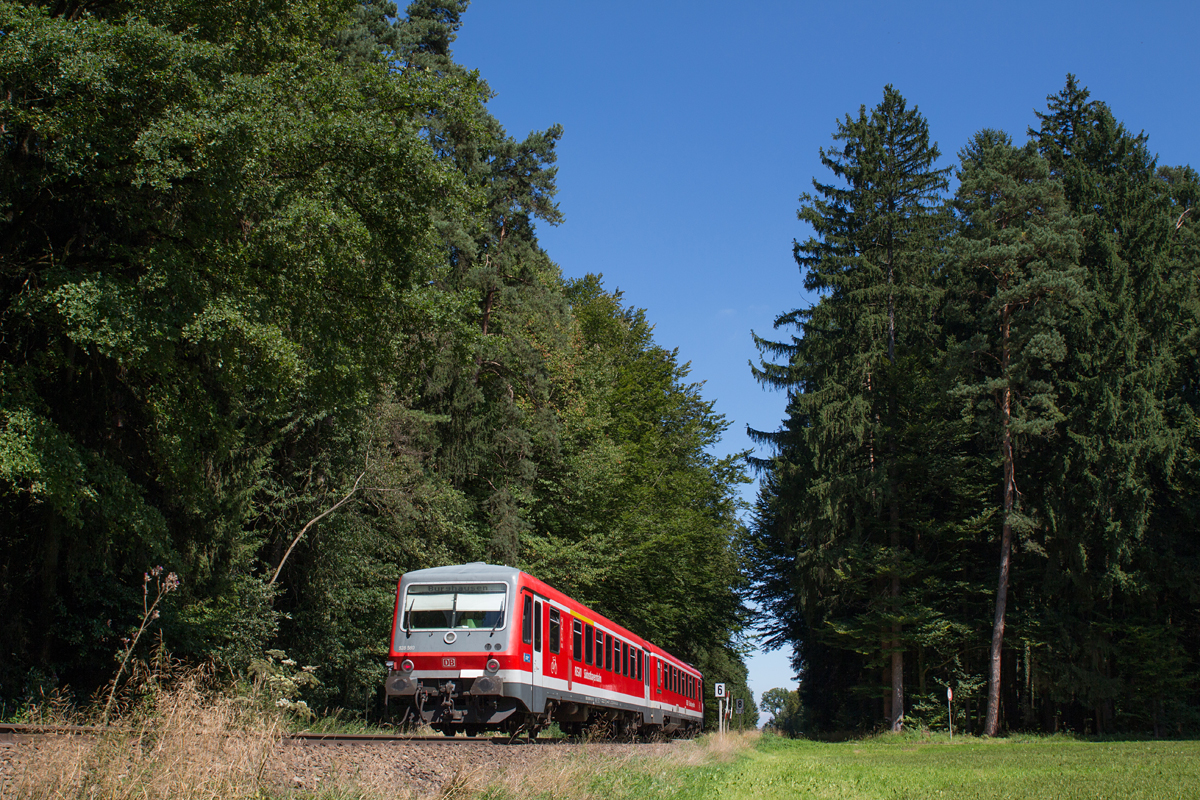 Ein Nachschuß auf den 628 580-3 nach Burghausen wurde am 28.08.14 bei Pirach angefertigt.