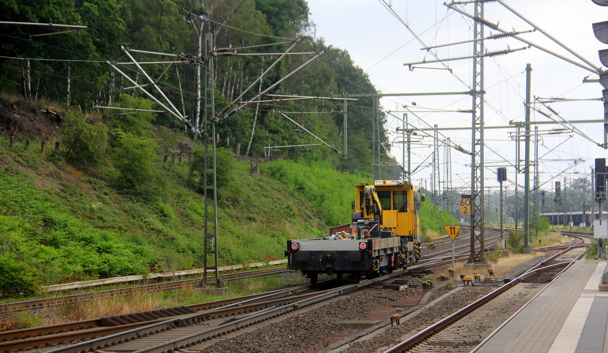 Ein Nachschuss  auf die 744 019 von DB-Netz-Inst
andhaltung kommt aus Richtung Aachen und fuhr durch Stolberg-Rheinland in Richtung Köln. Aufgenommen vom Bahnsteig 43 in Stolberg-Hbf. 
Bei Sonne und Wolken am Vormittag vom 21.7.2019.