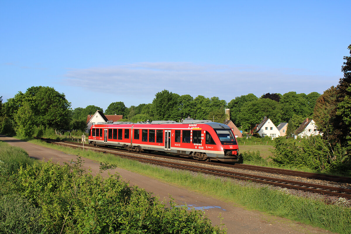 Ein Nachschuss auf DB 648 463 der am Morgen des 28.05.2022 den Betriebsbahnhof Ratekau in Richtung Lübeck Hbf durchfährt.