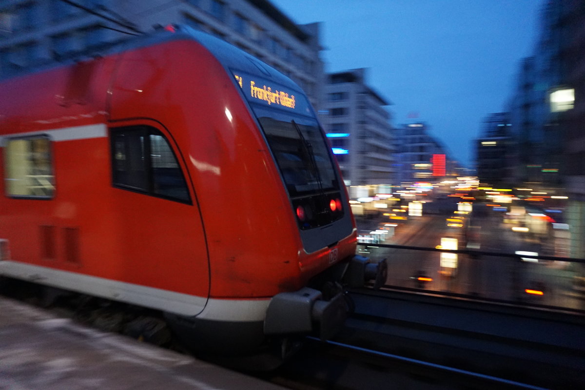 Ein Nachschuss auf den Doppelstock-Steuerwagen in Berlin Friedrichstraße. 25.02.2017
