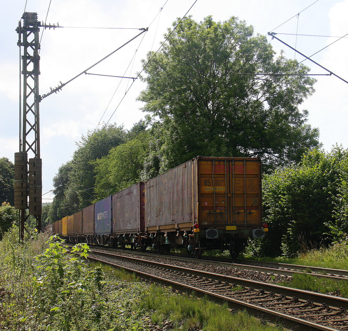 Ein Nachschuss auf ein Containerzug aus Milano(I) nach Zeebrugge-Ramskapelle(B). Aufgenommen an der Montzenroute am Gemmenicher-Weg. 
Bei Sommerwetter am Nachmittag vom 6.8.2016.