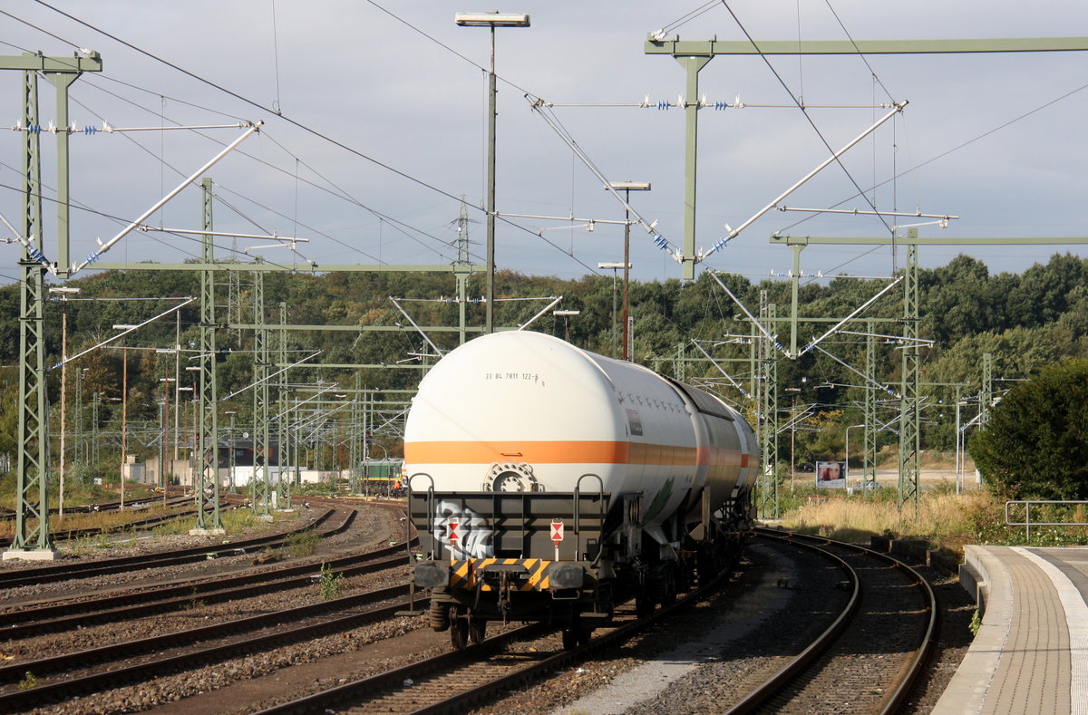Ein Nachschuss auf einen Gaszug steht in Herzogenrath.
Aufgenommen vom Bahnsteig 2 in Herzogenrath. 
Am Nachmittag vom 29.9.2016.