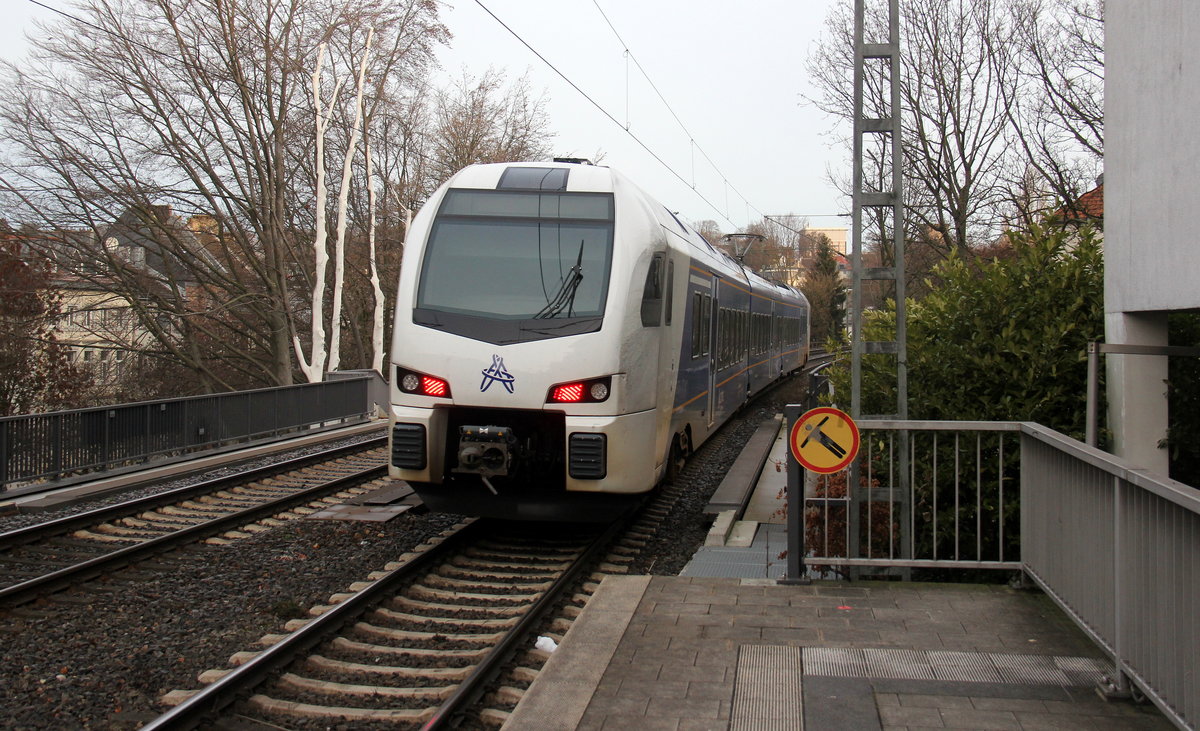 Ein Nachschuss auf einen Holländischer Regionalzug aus Aachen-Hbf(D) nach Maastricht(NL) und kamm aus Richtung Aachen-Hbf und fuhr durch Aachen-Schanz in Richtung Aachen-West,Laurensberg,Richterich,Kohlscheid,Herzogenrath. 
Aufgenommen vom Bahnsteig von Aachen-Schanz. 
Am Morgen vom 4.2.2019.