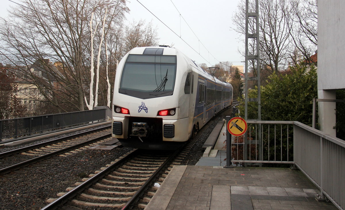 Ein Nachschuss auf einen Holländischer Regionalzug aus Aachen-Hbf(D) nach Maastricht(NL) und kamm aus Richtung Aachen-Hbf und fuhr durch Aachen-Schanz in Richtung Aachen-West,Laurensberg,Richterich,Kohlscheid,Herzogenrath. 
Aufgenommen vom Bahnsteig von Aachen-Schanz. 
Am Morgen vom 4.2.2019.