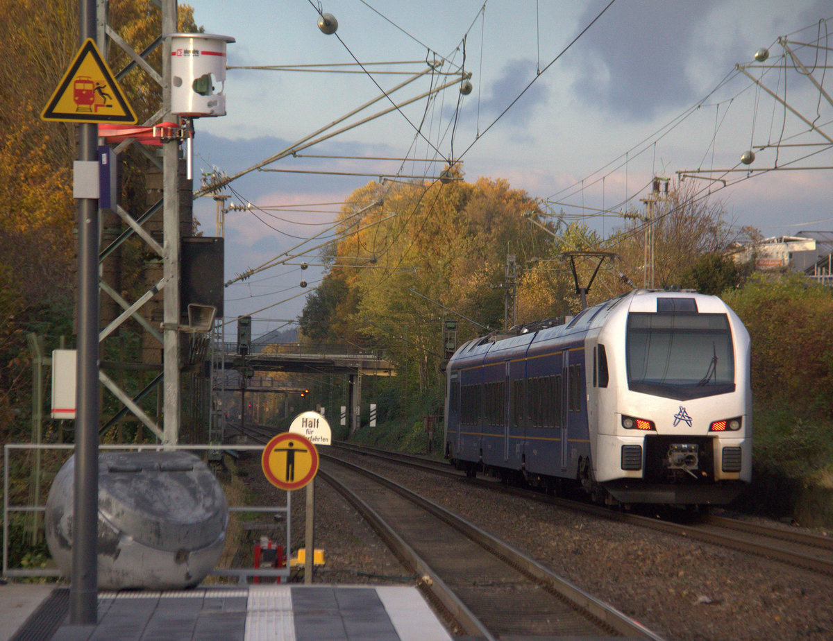 Ein Nachschuss auf einen Holländischer Regionalzug aus  Aachen-Hbf(D) nach Maastricht(NL) und kamm aus Richtung Aachen-West,Laurensberg,Richterich und fuhr durch Kohlscheid in Richtung Herzogenrath. 
Aufgenommen von Bahnsteig 2 in Kohlscheid. 
Am Nachmittag vom 19.11.2019.