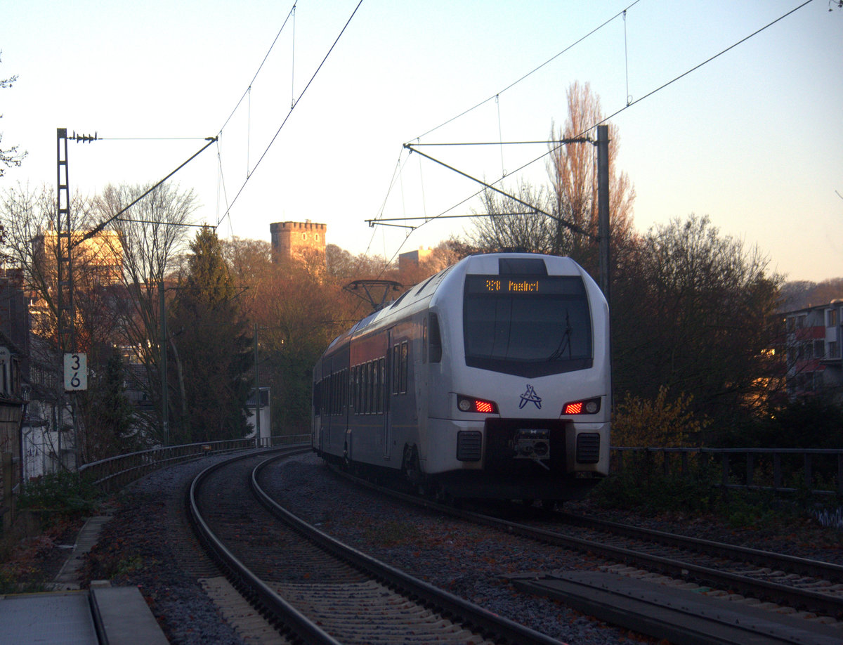 Ein Nachschuss auf einen Holländischer Regionalzug aus Aachen-Hbf(D) nach Maastricht(NL) und kamm aus Richtung Aachen-Hbf und fuhr durch Aachen-Schanz in Richtung Aachen-West,Laurensberg,Richterich,Kohlscheid,Herzogenrath. 
Aufgenommen vom Bahnsteig von Aachen-Schanz.
Am Morgen vom 4.12.2019.