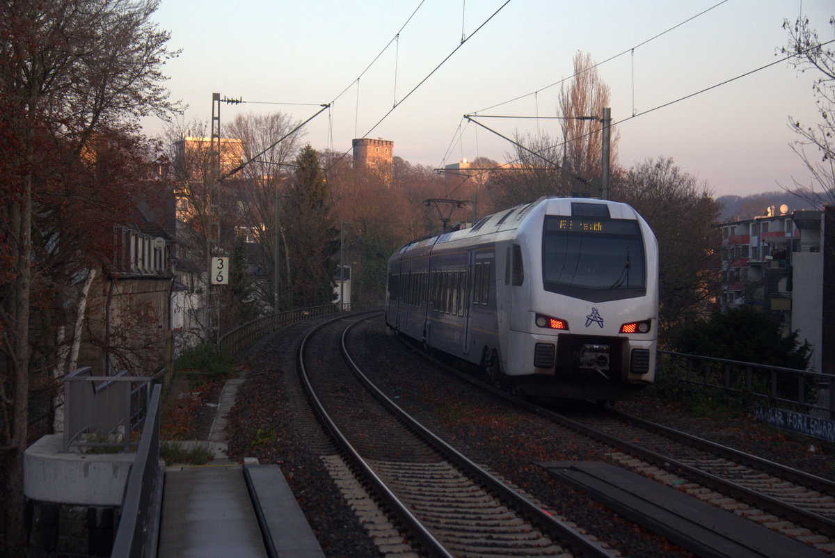 Ein Nachschuss auf einen Holländischer Regionalzug aus Aachen-Hbf(D) nach Maastricht(NL) und kamm aus Richtung Aachen-Hbf und fuhr durch Aachen-Schanz in Richtung Aachen-West,Laurensberg,Richterich,Kohlscheid,Herzogenrath. 
Aufgenommen vom Bahnsteig von Aachen-Schanz.
Am Morgen vom 5.12.2019.