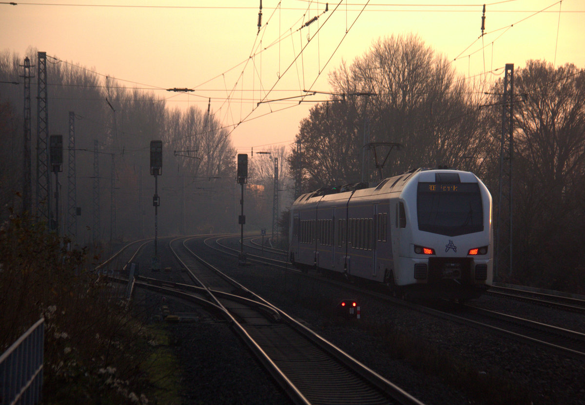 Ein Nachschuss auf einen Holländischer Regionalzug aus Maastricht(NL) nach Aachen-Hbf(D) und kamm die Kohlscheider-Rampe hoch aus Richtung Herzogenrath und fuhr durch Kohlscheid in Richtung Richterich,Laurensberg,Aachen-West,Aachen-Schanz,Aachen-Hbf. 
Aufgenommen vom Bahnsteig 1 in Kohlscheid.
Am Nachmittag vom 5.12.2019.