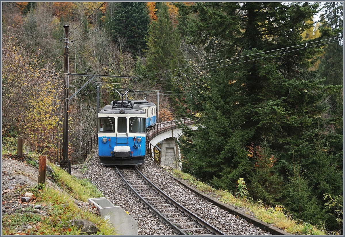Ein Nachschuss auf den MOB ABDe 8/8 4001 SUISSE zwischen Sendy Sollard und Les Avants. 
11. Nov. 2017