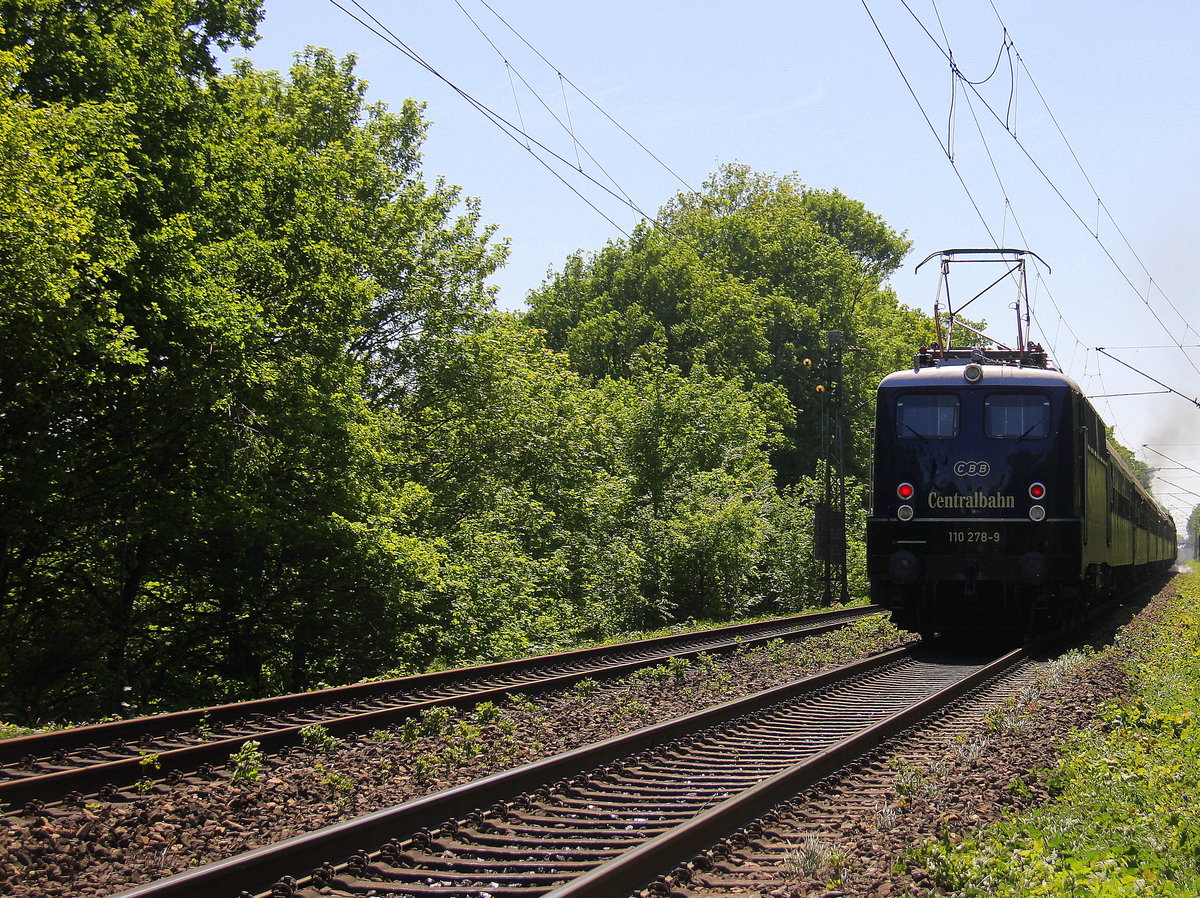 Ein Nachschuss auf die Schublok 110 278-9 von der Centralbahn schiebt einen Sonderzug von Oberhausen-Hbf nach Remagen zu Rhein in Flammen und vorne ist die 01 150.
Aufgenommen von einem Weg in Straß-Herzogenrath an der Kohlscheider-Rampe. 
Bei Sommerwetter am 5.5.2018.