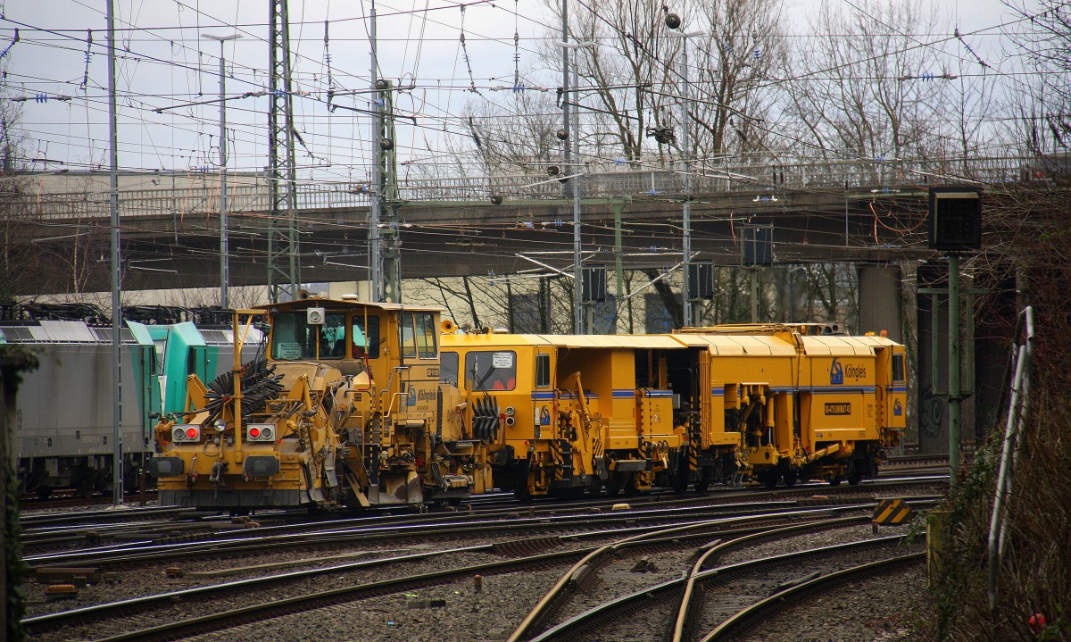 Ein Nachschuss auf eine Stopfmaschine und fuhr aus Aachen-West in Richtung Aachen-Schanz,Aachen-Hbf.
Aufgenommen vom Bahnsteig in Aachen-West.
Bei Wolken am Mittag vom 20.3.2016.