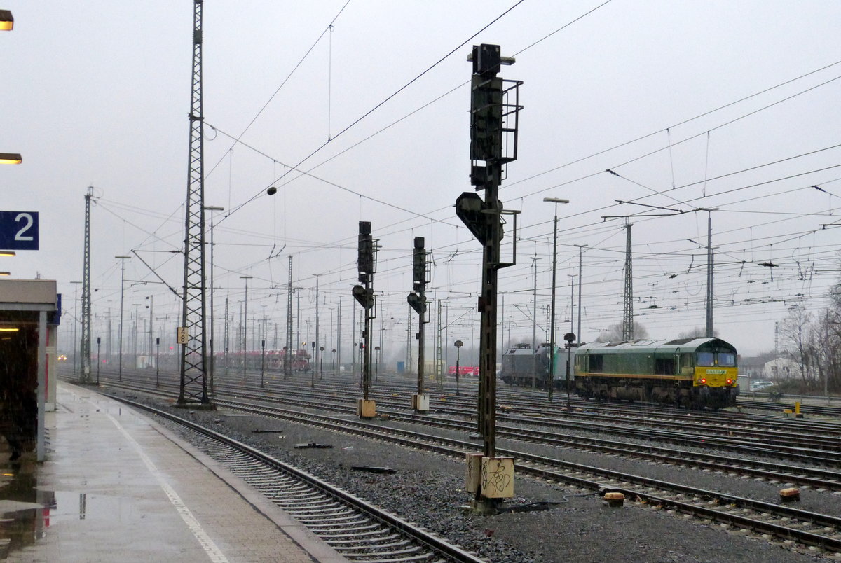 Ein Nachschuss von der Class 66 266 024-9 von Railtraxx und kommt als Lokzug aus Köln nach Aachen-West und fuhr in Aachen-West ein.
Aufgenommen vom Bahnsteig in Aachen-West. 
Bei Schneefall am Nasskalten Nachmittag vom 2.2.2018.
