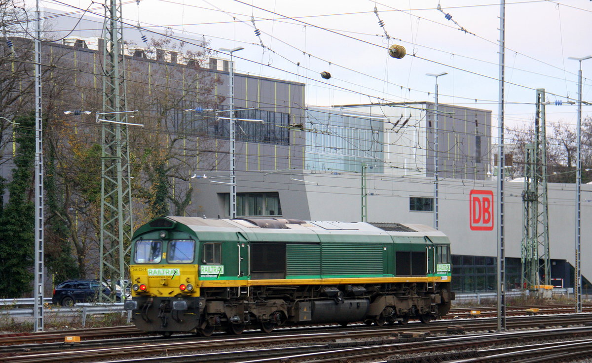 Ein Nachschuss von der Class 66  266 024-9 von Railtraxx  fährt als Lokzug von Aachen-West nach Montzen/Belgien bei der Ausfahrt aus Aachen-West in Richtung Montzen/Belgien. 
Aufgenommen vom Bahnsteig in Aachen-West. 
Bei Sonne und Wolken am Kalten Nachmittag vom 19.12.2016.