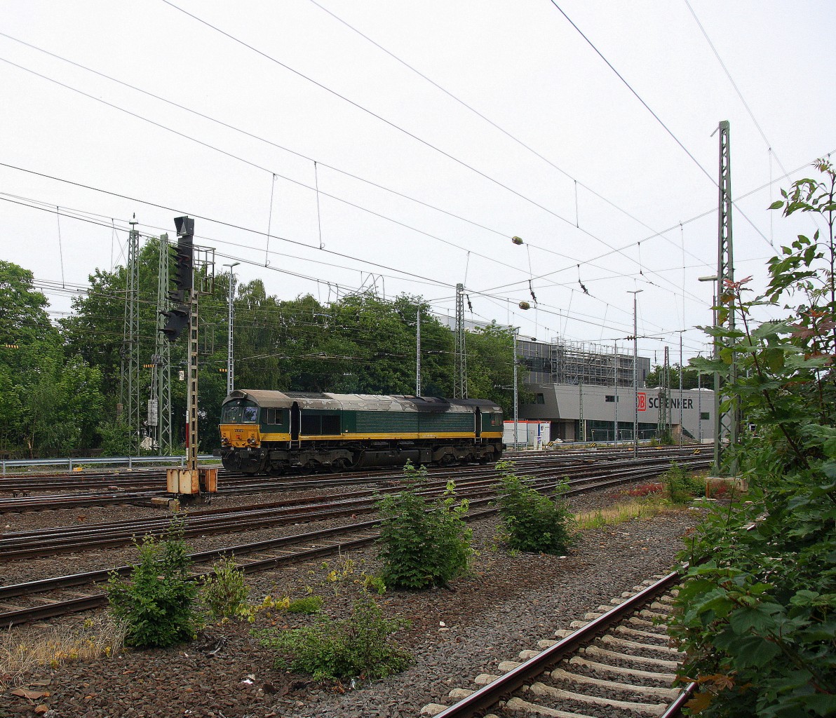 Ein Nachschuss von der Class 66 29002 von Crossrail rangiert in Aachen-West.
Aufgenommen vom Bahnsteig in Aachen-West. 
Bei Sonne und Wolken am Nachmittag vom 26.6.2015.