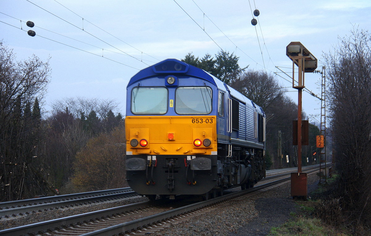 Ein Nachschuss von der Class 66 653-03 von HSL kommt als Lokzug aus Antwerpen(B) die Gemmenicher-Rampe herunter nach Aachen-West. 
Aufgenommen an der Montzenroute am Gemmenicher-Weg.
Am Nachmittag vom 5.1.2018.