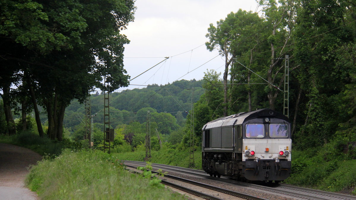 Ein Nachschuss von der Class 66 653-04 fährt für Crossrail  und sie fährt als Lokzug aus Aachen-West nach Montzen(B) und fährt die Gemmenicher-Rampe hoch. 
Aufgenommen an der Montzenroute am Gemmenicher-Weg.
Bei Sonne und Regenwolken am Nachmittag vom 26.5.2019.
