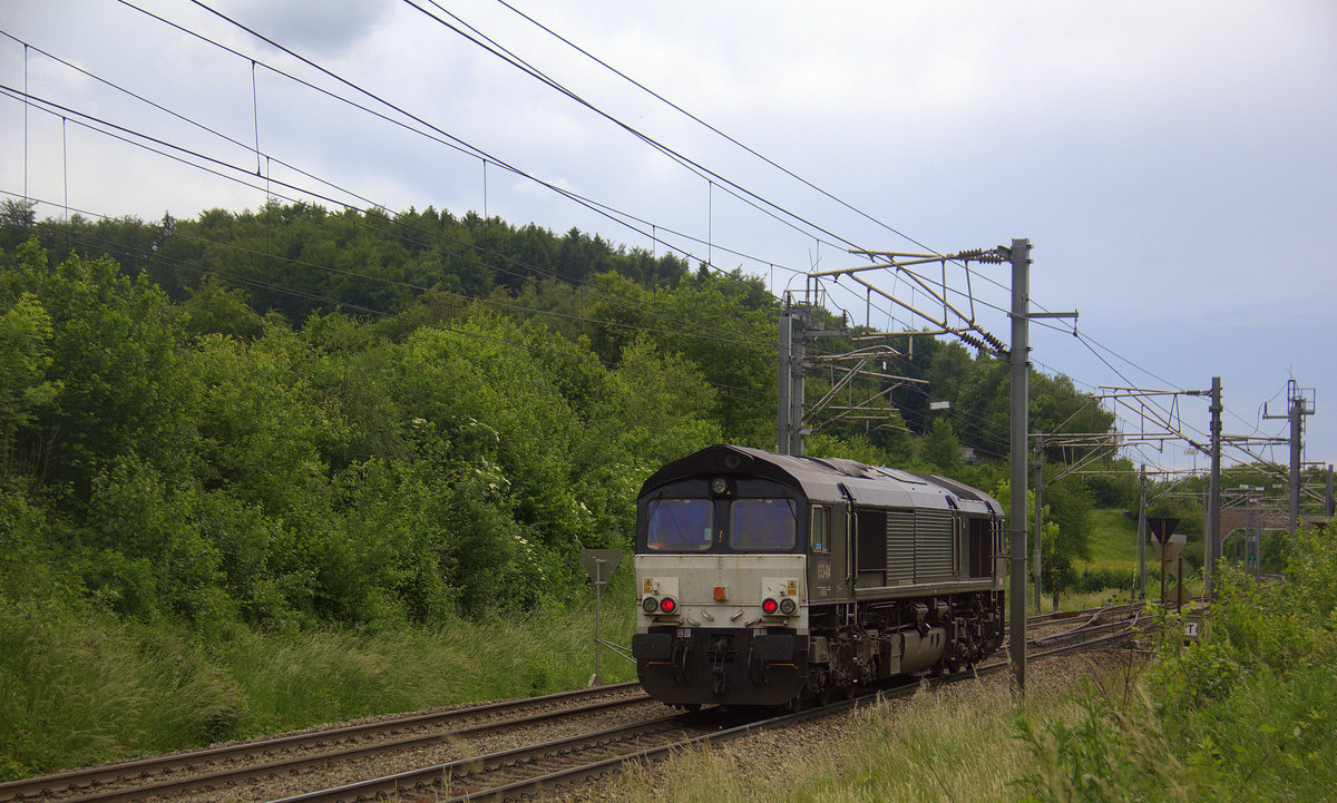 Ein Nachschuss von der Class 66 653-04 fährt für Crossrail und sie fährt als Lokzug aus Aachen-West nach Montzen(B) und kamm aus Richtung Deutschland und fuhr durch Gemmenich/Botzelaer(B) in Richtung Montzen(B). 
Aufgenomen bei Gemmenich/Botzelaer(B) von einem Weg an der Montzenroute. 
Bei Sonne und Wolken am Nachmittag vom 9.6.2019.