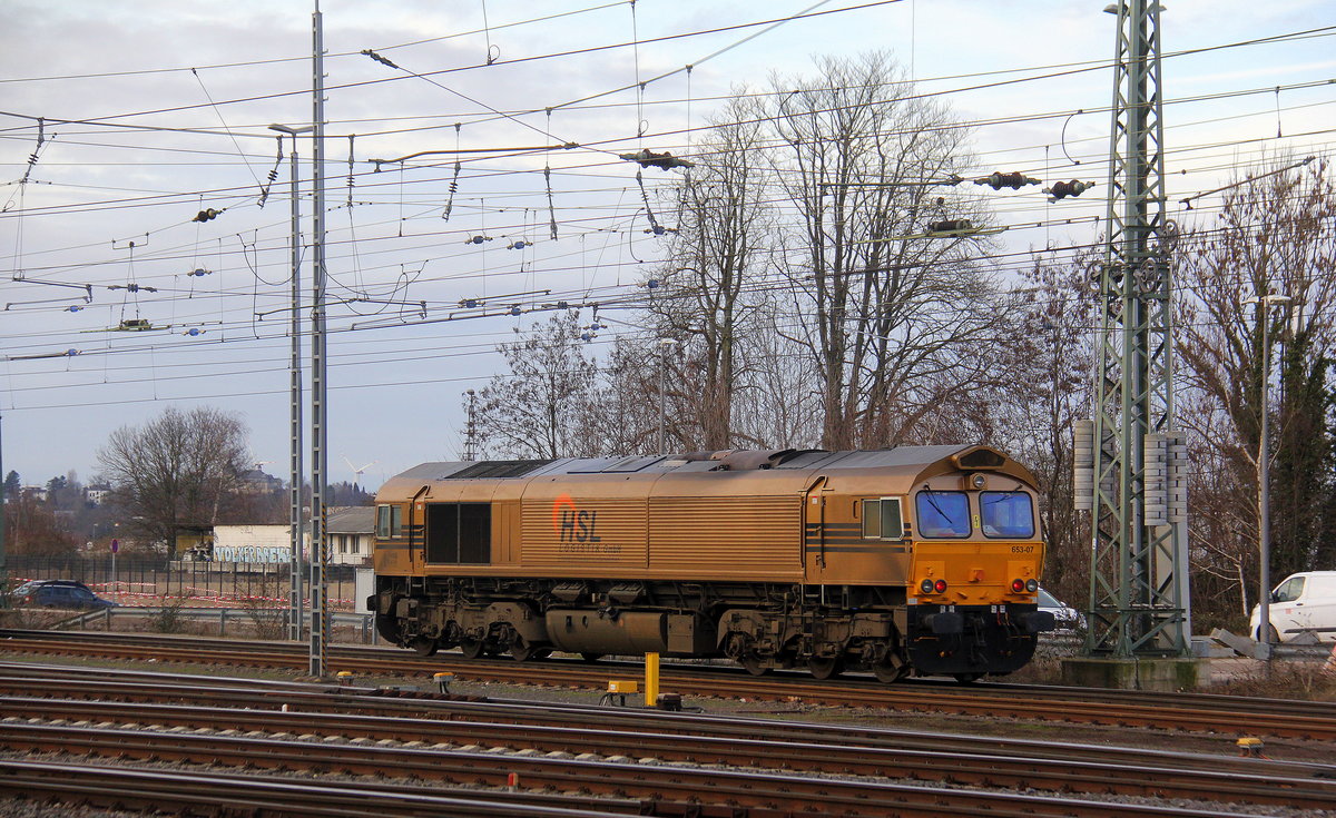 Ein Nachschuss von der Class 66 653-07 von HSL kommt als Lokzug aus Montzen(B) nach Aachen-West und fuhr in Aachen-West ein. 
Aufgenommen vom Bahnsteig in Aachen-West. 
Bei Sonne und Wolken am Nachmittag vom 6.2.2019.