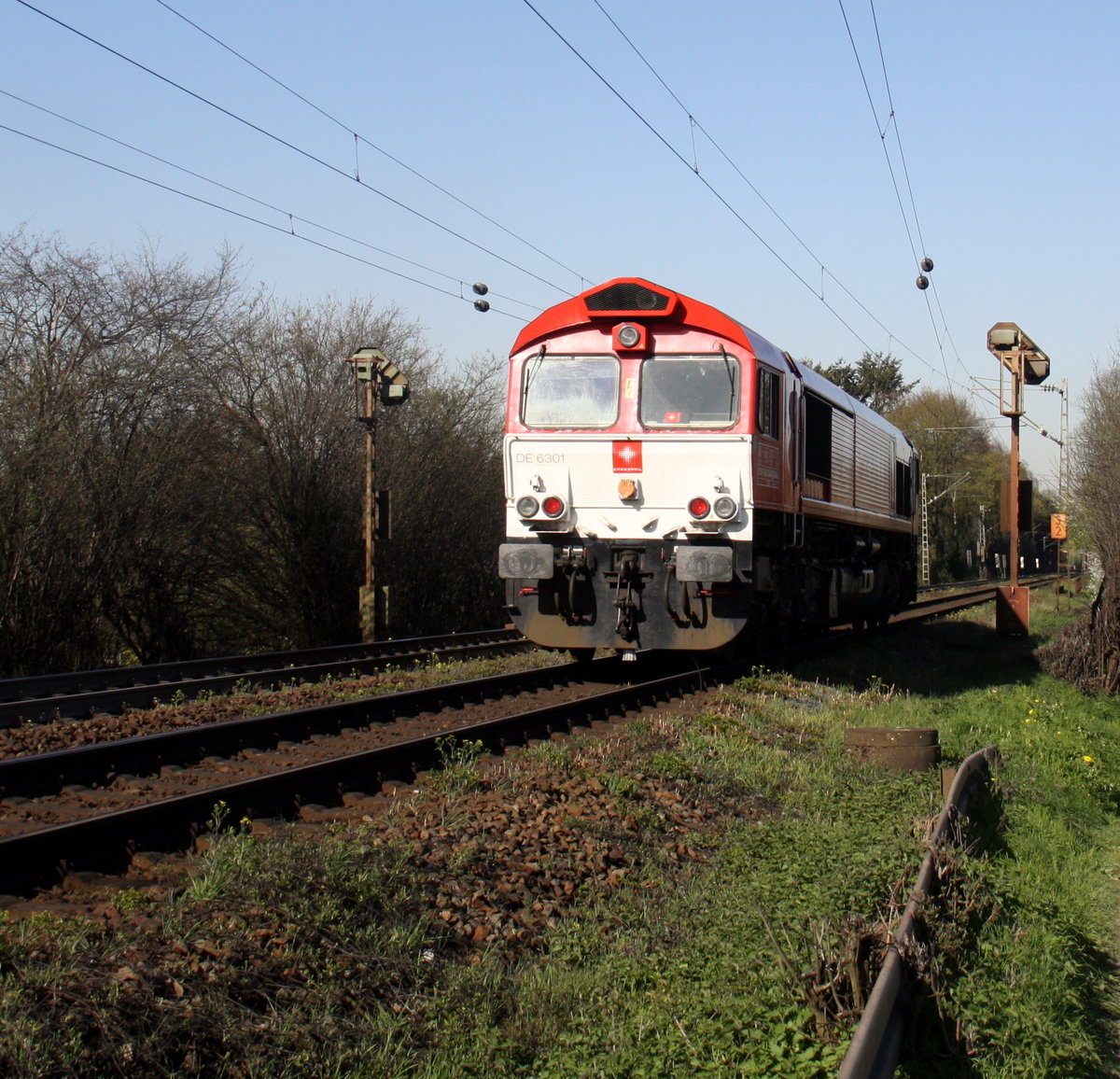 Ein Nachschuss von der Class 66 DE6301  Debora  von Crossrail kommt als Lokzug aus Montzen(B) die Gemmenicher-Rampe herunter nach Aachen-West. 
Aufgenommen an der Montzenroute am Gemmenicher-Weg.
Bei schönem Frühlingswetter am Nachmittag vom 20.4.2016. 