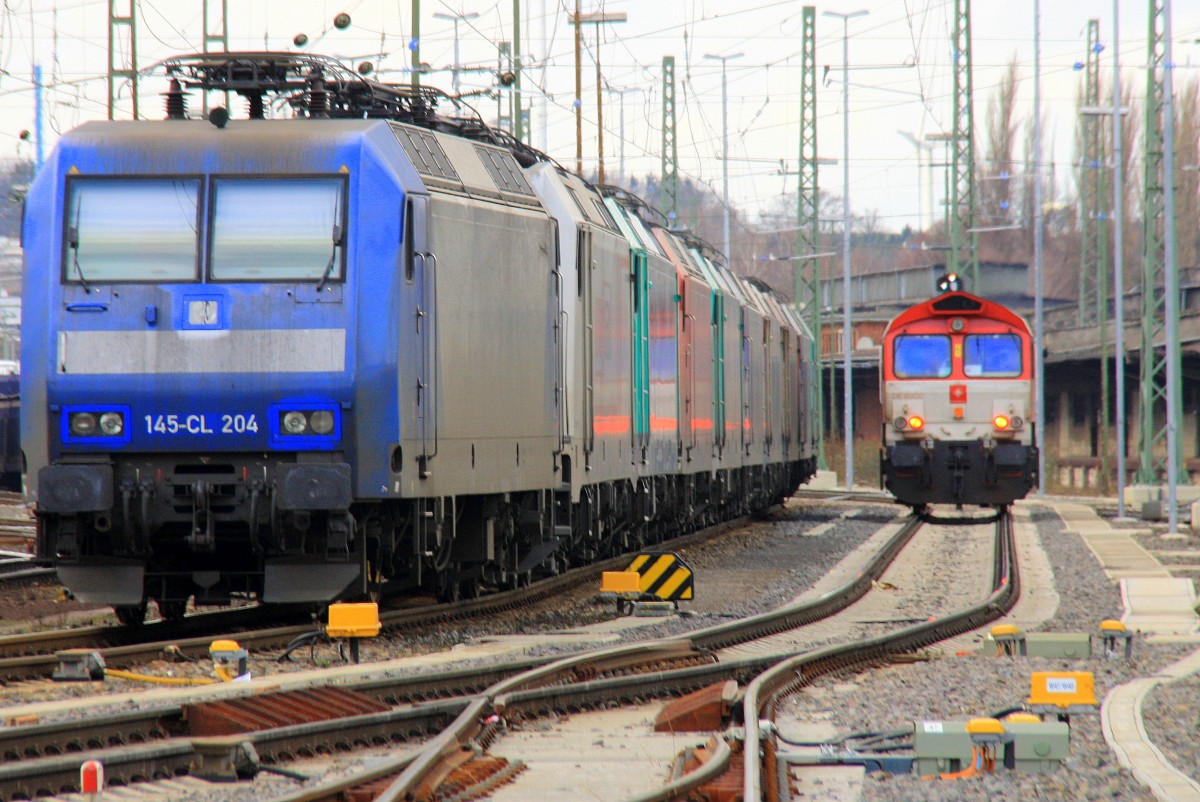 Ein Nachschuss von der Class 66 DE6302  Federica  von Crossrail kommt als Lokzug aus Montzen(B) und fährt in Aachen-West ein und auf dem Nebengleis eine 145 CL-204 von Crossrail steht mit 8 E-Loks von Crossrail stehen auf dem Abstellgleis in Aachen-West bei Regenwolken am Nachmittag vom 16.2.2014.