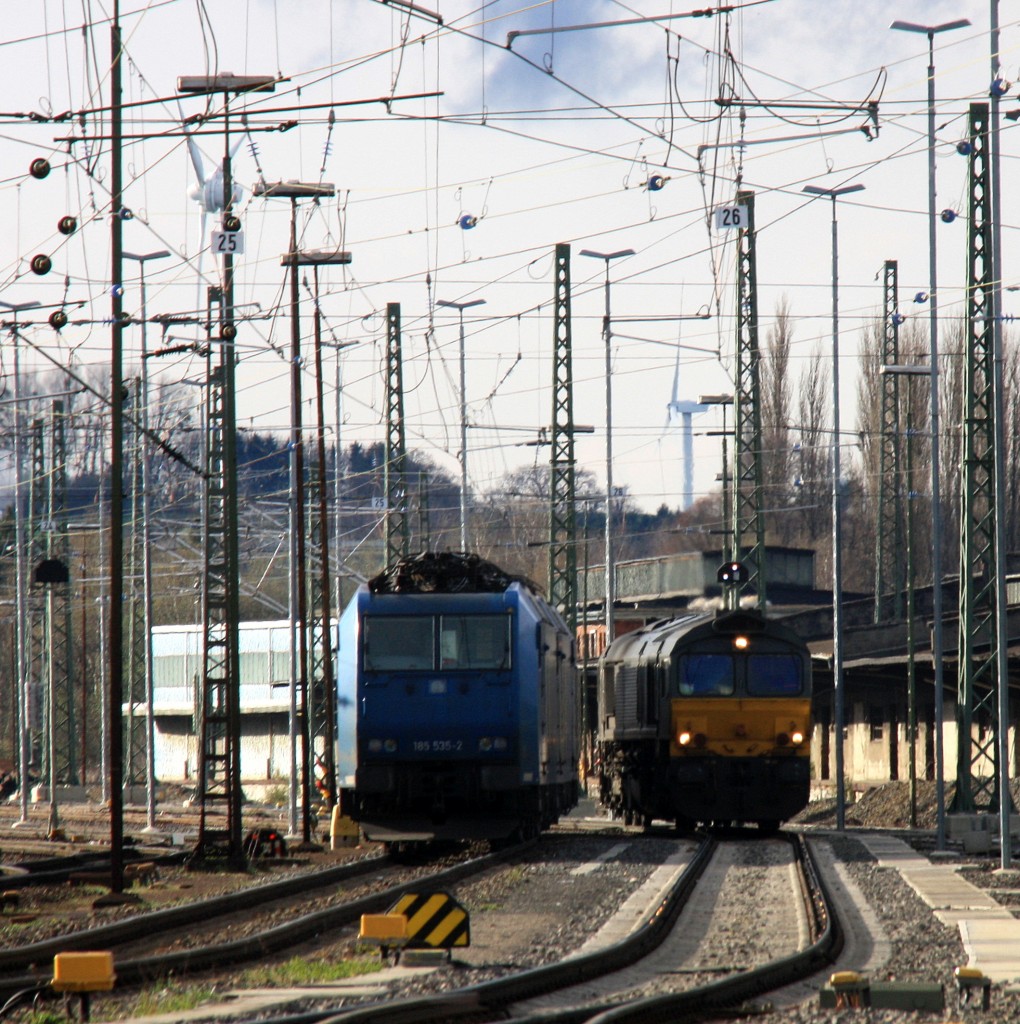 Ein Nachschuss von der Class 66 DE6306 von DLC Railways rangiert in Aachen-West  und auf dem Nebengleis steht eine 185 535-2 von Crossrail und Zwei 185er von Crossrail stehen auf dem Abstellgleis in Aachen-West  bei Sonne und Regenwolken am 23.3.2014.