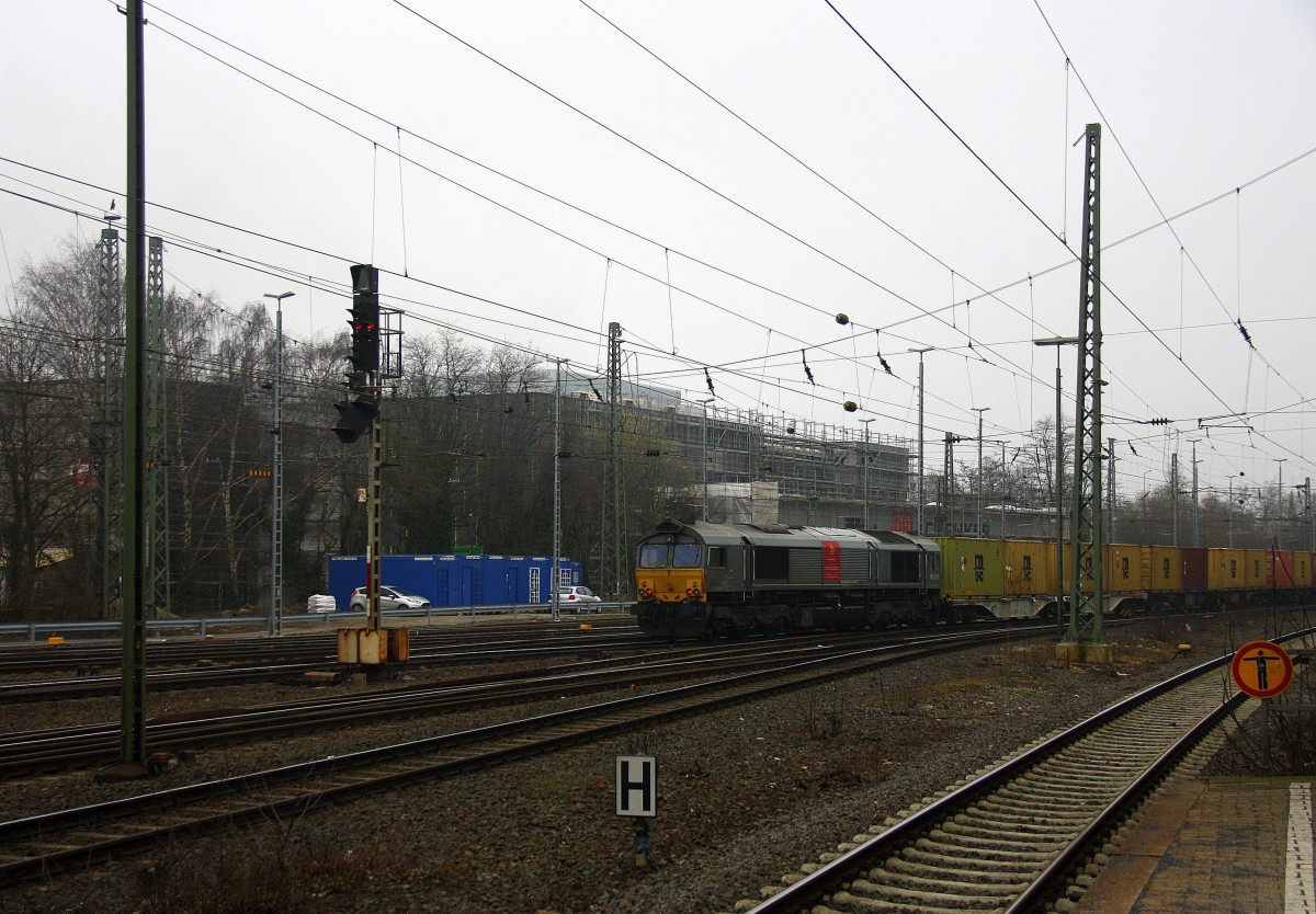Ein Nachschuss von der Class 66 DE6309 von DLC-Railways sie schiebt einen  sehr langen MSC-Containerzug aus Weil am Rhein(D) nach Antwerpen-Berendrecht(B).
Vorne fährt eine Class 66  29002 von Crossrail bei der Ausfahrt aus Aachen-West in Richtung Belgien.
Aufgenommen vom Bahnsteig in Aachen-West bei Nebelwolken am Nachmittag vom 19.3.2015.