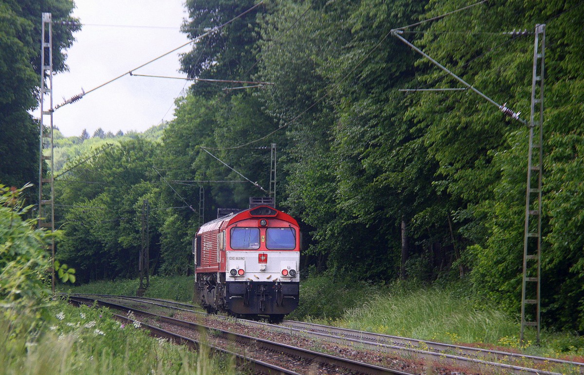 Ein Nachschuss von der Class 66 DE6310  Griet  von Crossrail  fährt als Lokzug aus Aachen-West nach Belgien und fährt die Gemmenicher-Rampe hoch. 
Aufgenommen an der Montzenroute am Gemmenicher-Weg. 
Bei Sonne und Wolken am 30.5.2015.
