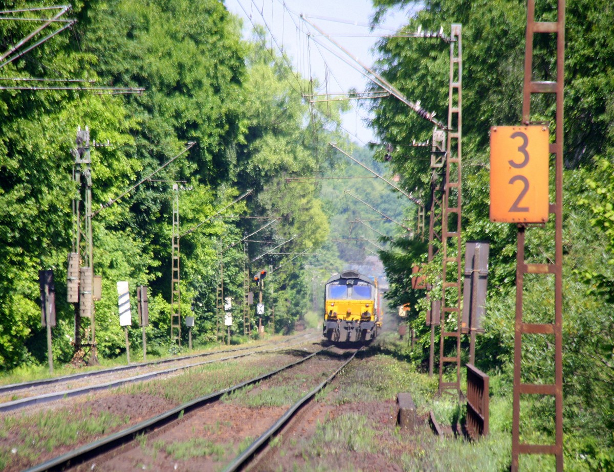 Ein Nachschuss von der Class 66 von DLC Railways mit einem langen Containerzug aus Belgien nach Italien.
Vorne fährt Class 66 PB14  von Railtraxx BVBA in Richtung Aachen-West.
Aufgenommen an der Montzenroute am Gemmenicher-Weg bei schönem Sommerwetter am Nachmittag vom 18.5.2014.