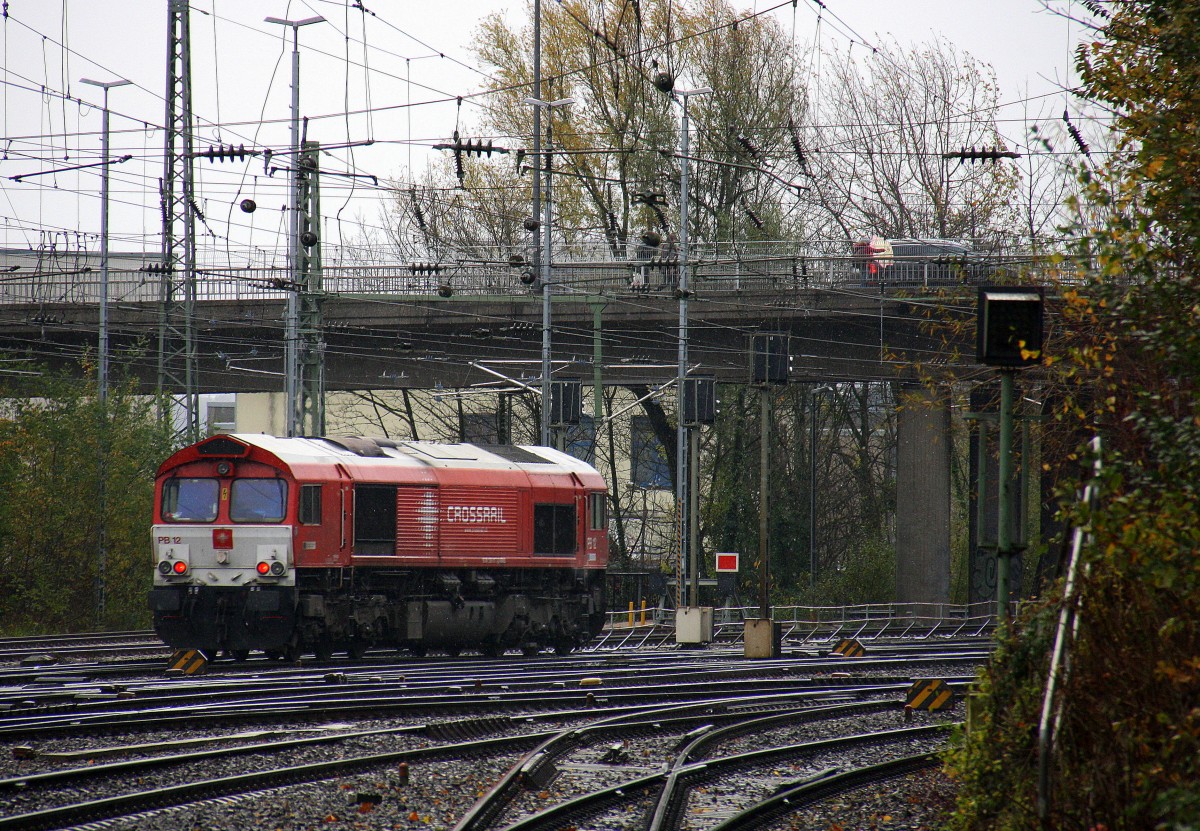Ein Nachschuss von der Class 66 PB12  Marleen  von Crossrail fährt als Lokzug von Aachen-West nach Montzen/Belgien bei der Ausfahrt aus Aachen-West in Richtung Montzen/Belgien. 
Aufgenommen vom Bahnsteig in Aachen-West. 
Bei leichtem Schneefall am Kalten Nachmittag vom 24.11.2015.