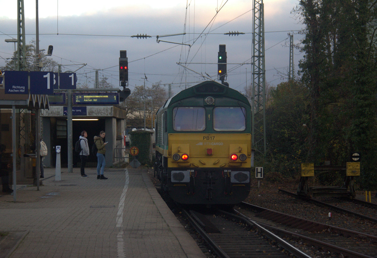 Ein Nachschuss von der Class 66 PB17 von der Rurtalbahn-Cargo fährt als Lokzug aus Aachen-West in Richtung Montzen/Belgien Montzen/Belgien .
Aufgenommen am Bahnsteig in Aachen-West. 
Bei Sonne und Wolken am Nachmittag vom 3.12.2019.