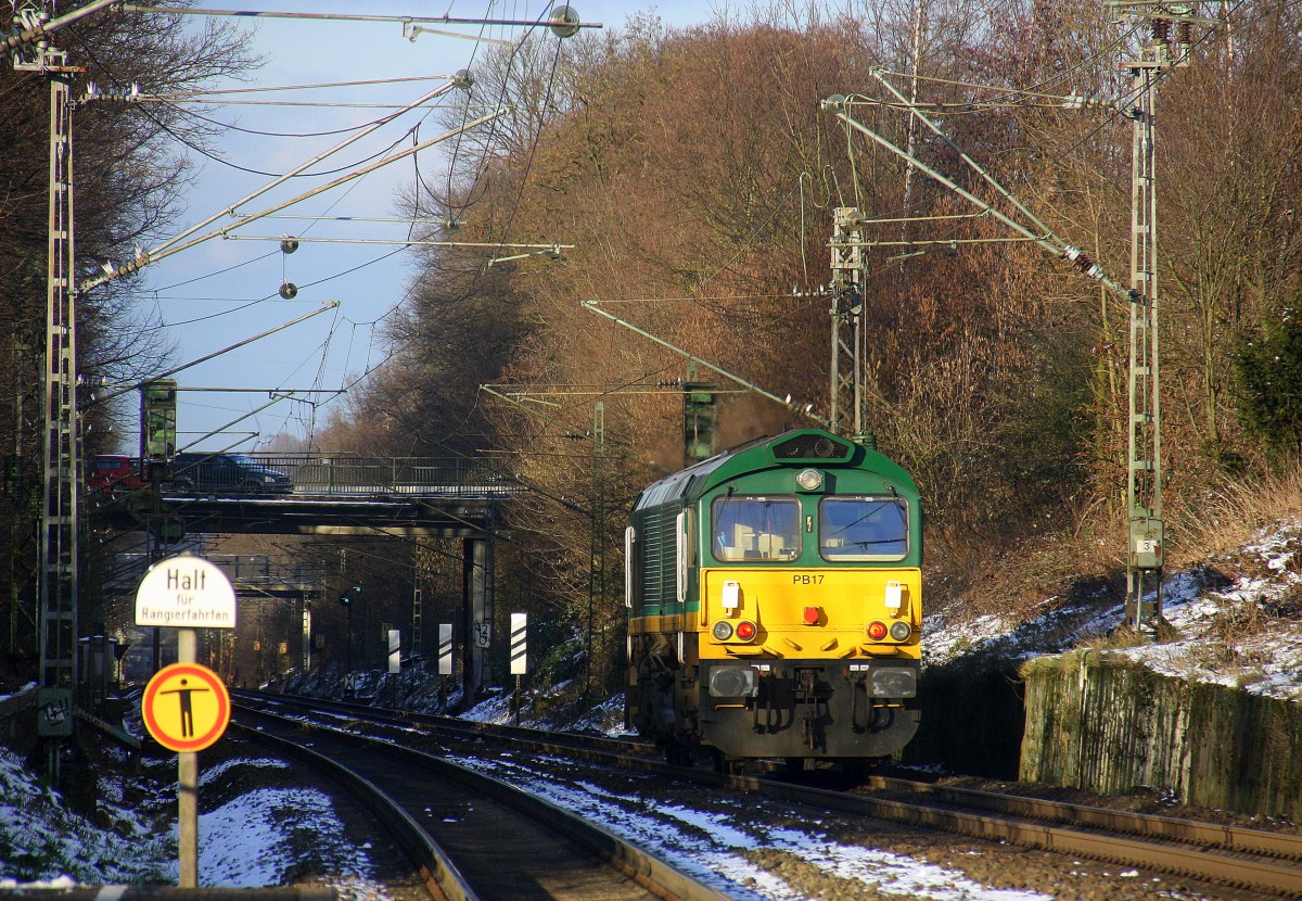 Ein Nachschuss von der Class 66  PB17 von der Rurtalbahn-Cargo kommt als Lokzug aus Aachen-West nach Sittard(NL) und fuhr durch Kohlscheid in Richtung Herzogenrath. Aufgenommen von Bahnsteig 2 in Kohlscheid. 
Bei Sonne und Schnee am Kalten Nachmittag vom 15.2.2016.