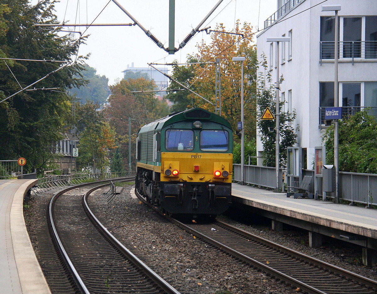 Ein Nachschuss von der Class 66 PB17 von der Rurtalbahn-Cargo kommt als Lokzug aus Düren(D) nach Aachen-West(D) und fuhr durch Aachen-Schanz in Richtung Aachen-West.
Aufgenommen vom Bahnsteig von Aachen-Schanz.
Am Abend vom 11.10.2016.