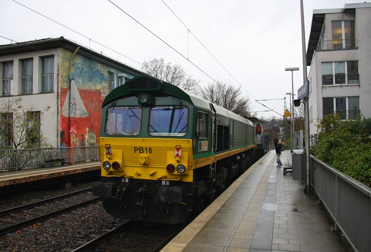 Ein Nachschuss von der Class 66 PB18 und der V105 beide von der Rurtalbahn sie kommen als Lokzug aus Richtung Stolberg-Rheinland,Eilendorf,Aachen-Rothe Erde,Aachen-Hbf und fahren durch Aachen-Schanz in Richtung Aachen-West.
Bei Regenwetter am Nachmittag vom 16.11.2015.