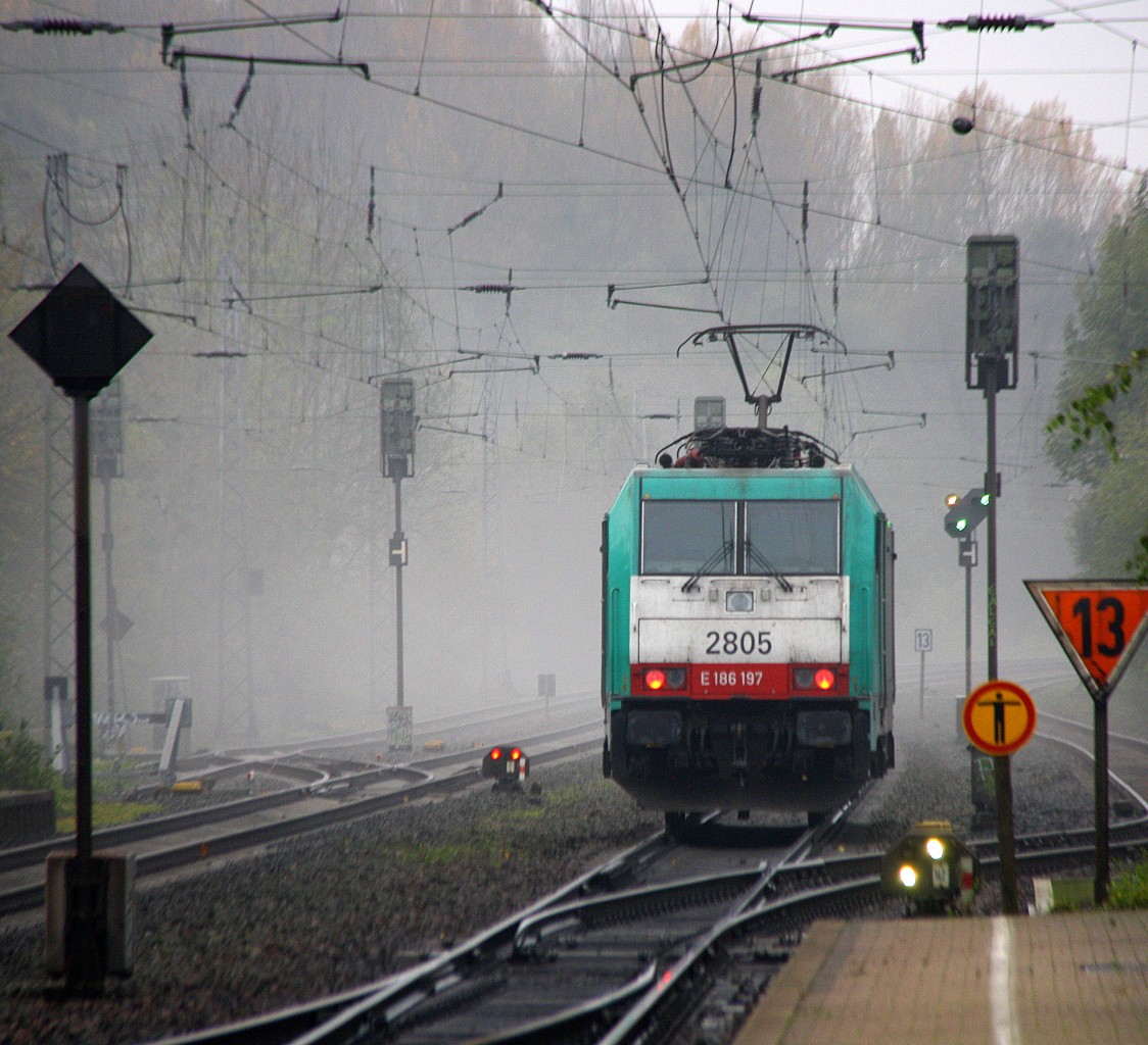 Ein Nachschuss von der Cobra 2805 kommt als Lokzug die Kohlscheider-Rampe hoch aus Richtung Neuss und fährt in Richtung Aachen-West und fährt durch Kohlscheid. 
Bei Nebel am Morgen vom 30.10.2014.