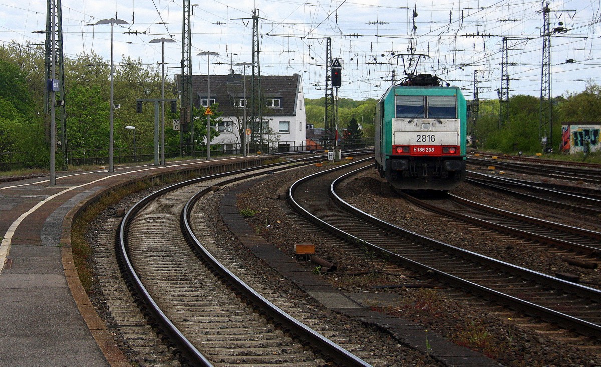 Ein Nachschuss von der Cobra 2816 kommt durch Aachen-Hbf als Lokzug aus Aachen-West nach Köln-Gremberg und fährt in Richtung Aachen-Rothe-Erde,Stolberg-Hbf(Rheinland)Eschweiler-Hbf,Langerwehe,Düren,Merzenich,Buir,Horrem,Kerpen-Köln-Ehrenfeld,Köln-West,Köln-Süd. 
Aufgenommen vom Bahnsteig 2 vom Aachen-Hbf. 
Bei Sonne und Wolken am Nachmittag vom 7.5.2015. 