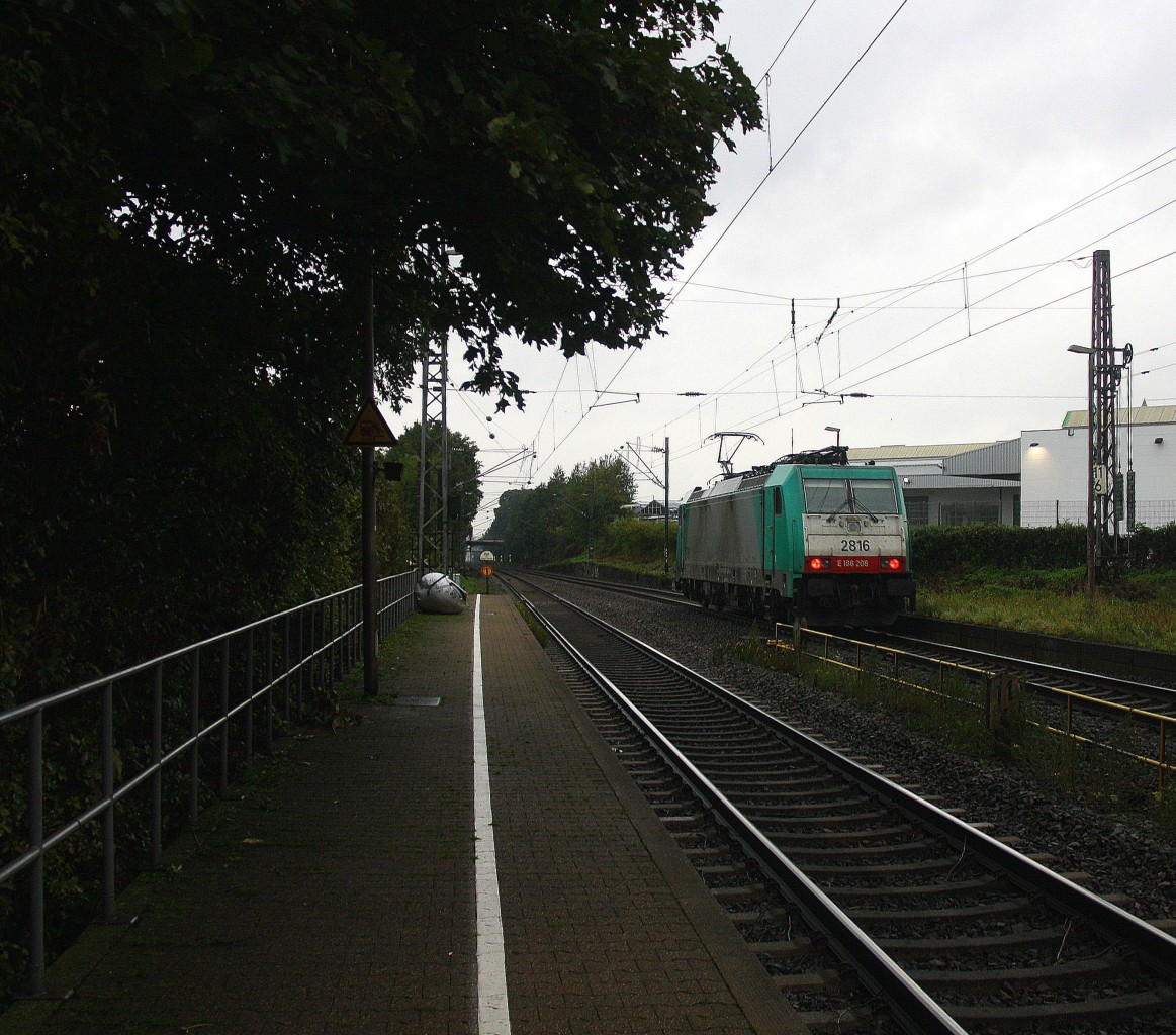 Ein Nachschuss von der Cobra 2816 kommt aus Richtung Aachen-West,Laurensberg,Richterich und fährt durch Kohlscheid und fährt als Lokzug aus Aachen-West nach Neuss und fährt in Richtung Herzogenrath,Neuss.
Bei Regenwetter am Abend vom 23.9.2015.
