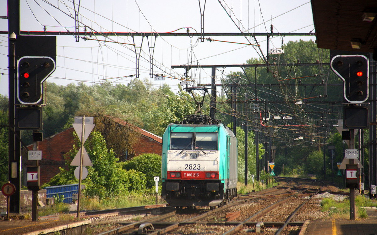 Ein Nachschuss von der Cobra 2823 fährt als Lokzug aus Antwepen(B) nach Aachen-West(D) und kam aus Richtung Antwerpen(B) und  fuhr durch Tongeren(B) in Richtung Vise(B).
Aufgenommen vom Bahnsteig 3 in Tongeren(B). 
Bei Sommerwetter am Abend vom 15.6.2017.  