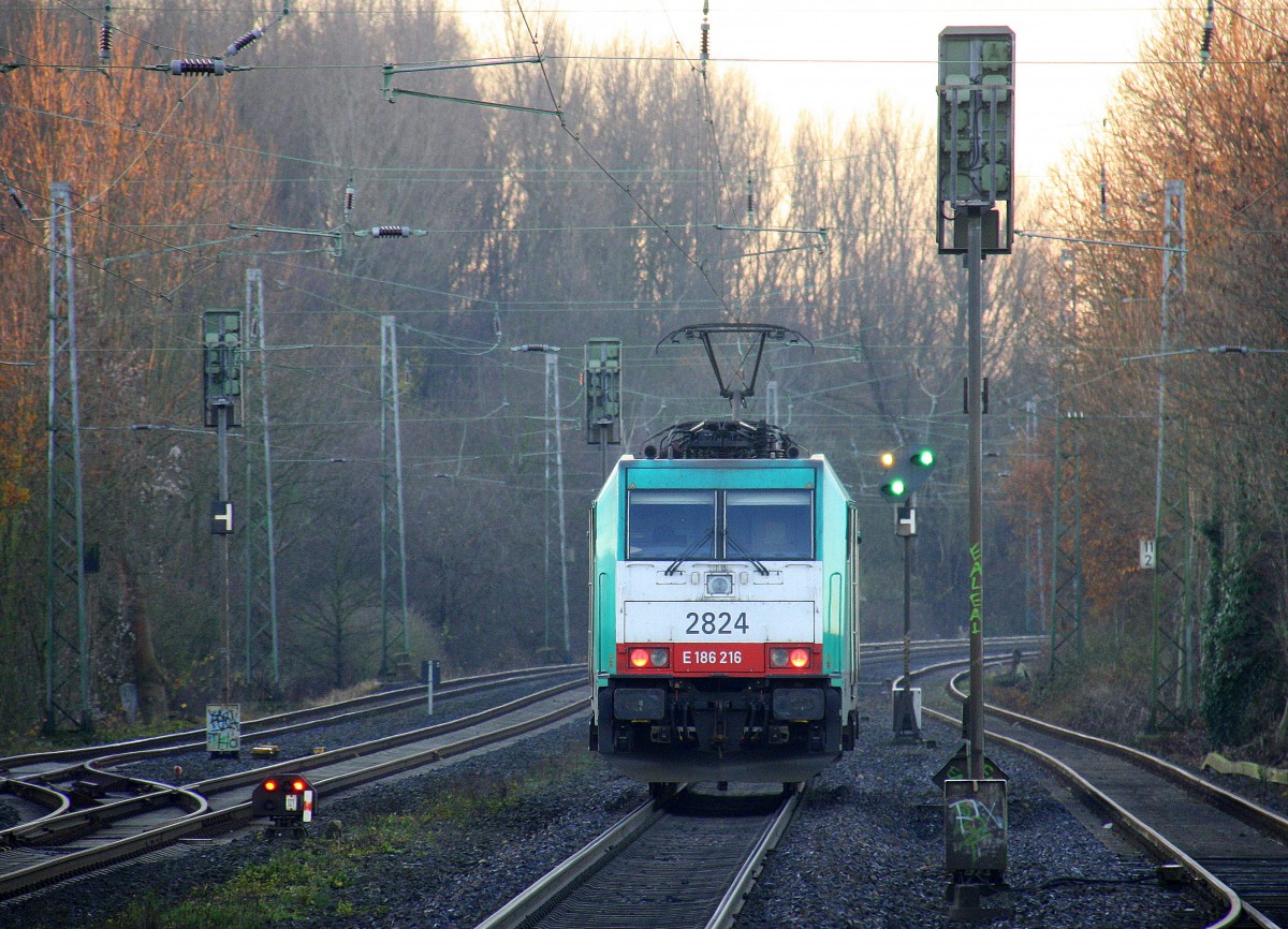 Ein Nachschuss von der Cobra 2824  kommt als Lokzug die Kohlscheider-Rampe hoch aus Richtung Neuss und fährt in Richtung Aachen-West und fährt durch Kohlscheid. 
Bei schönem Sonnenschein am Morgen vom 8.12.2015.