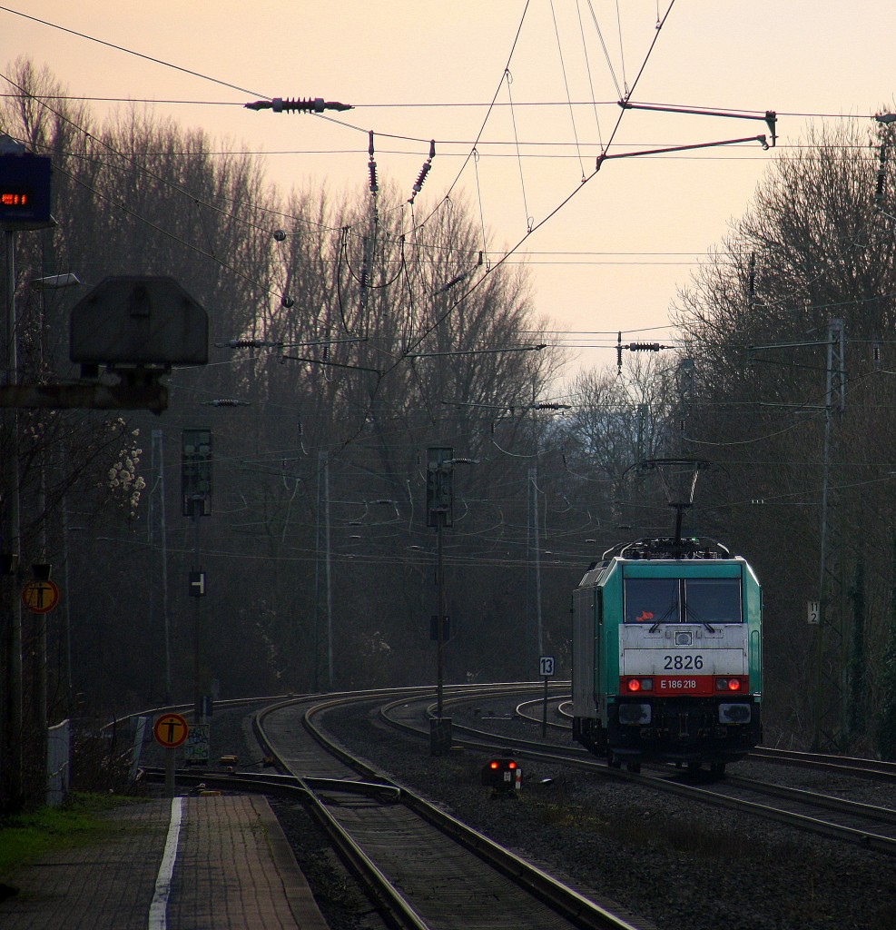Ein Nachschuss von der Cobra 2826  kommt als Lokzug die Kohlscheider-Rampe hoch aus Richtung Neuss und fährt in Richtung Aachen-West und fährt durch Kohlscheid.
Aufgenommen von Bahnsteig 1 in Kohlscheid.
Bei Sonne am Nachmittag vom 26.1.2016.