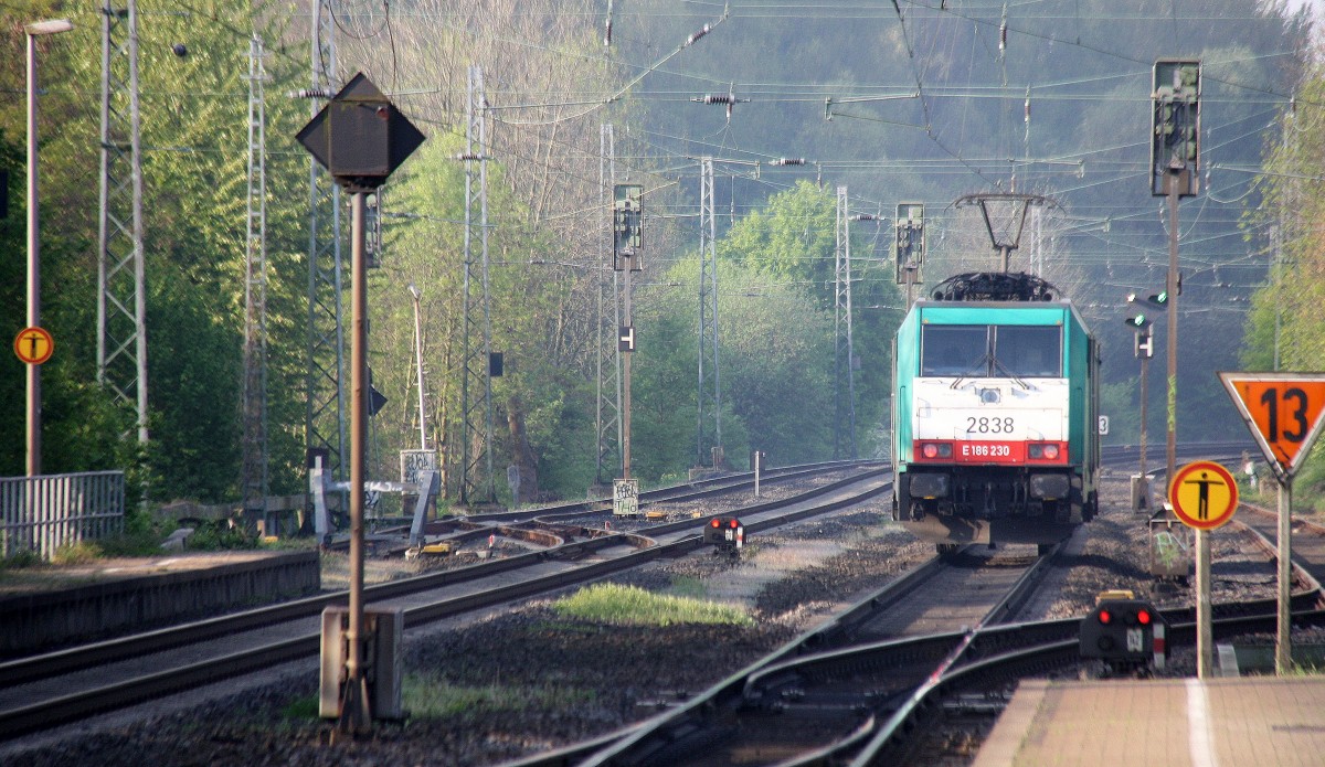 Ein Nachschuss von der Cobra 2838 fährt als Lokzug aus Richtung Neuss,Herzogenrath und durch Kohlscheid und in Richtung Aachen-West bei Sonne und Wolken am Morgen des 25.4.2014.