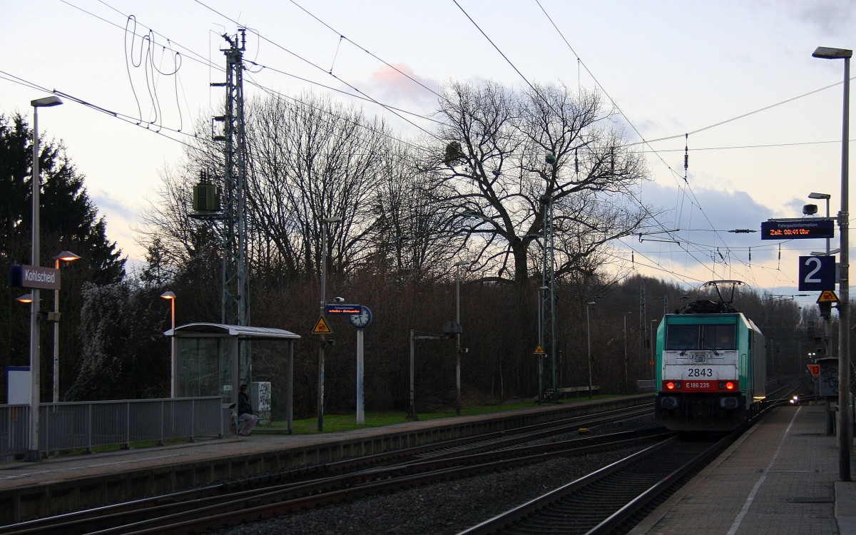 Ein Nachschuss von der Cobra 2843 fährt als Lokzug aus Richtung Neuss,Herzogenrath und durch Kohlscheid und in Richtung Aachen-West bei schönem Sonnenschein am Morgen vom 13.1.2015. 