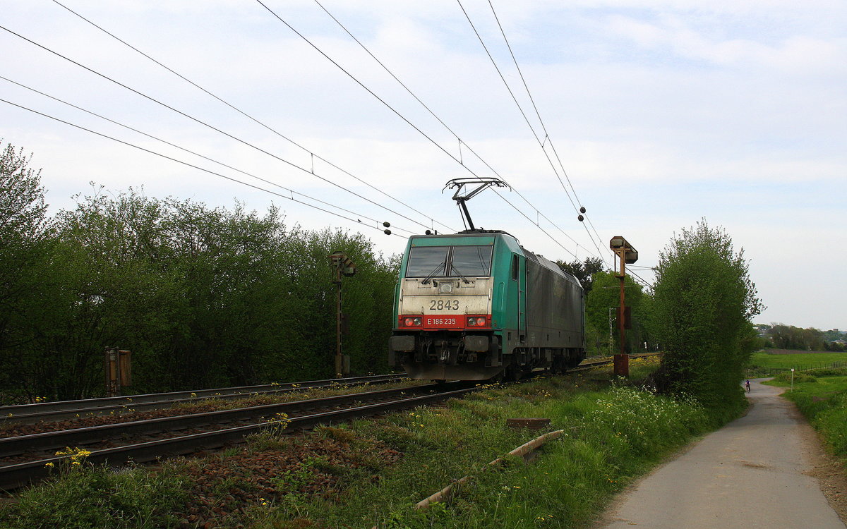 Ein Nachschuss von der Cobra 2843 kommt als Lokzug aus Belgien nach Aachen-
West und fuhr die Gemmenicher-Rampe herunter nach Aachen-West. Aufgenommen an der Montzenroute am Gemmenicher-Weg bei Sonne und Wolken am Nachmittag vom 9.5.2016.