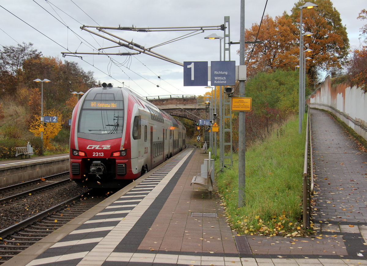 Ein Nachschuss von dem CFL Kiss 2313 fährt als RE11 aus Luxemburg-Hbf(L) nach Koblenz-Hbf(D) und kamm aus Richtung Trier und fuhr durch Salmtal in Richtung Koblenz.
Aufgenommen vom Bahnsteig 1 in Salmtal. 
Bei Regenwolken am Nachmittag vom 11.11.2018.