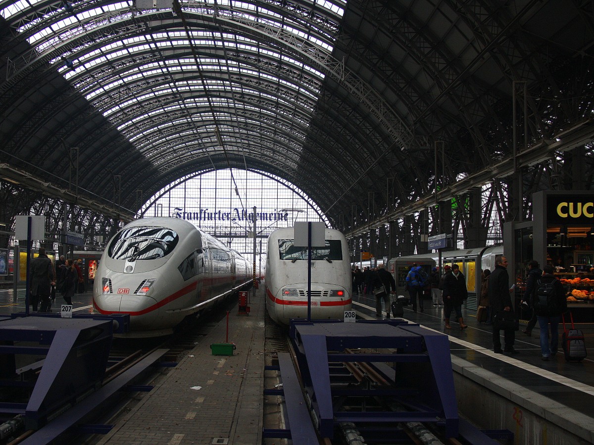 Ein Nachschuss von dem ICE3 DB steht im Frankfurter-am-Main-Hbf abfahrbereit von Dortmund-Hbf nach München-Hbf über Frankfurt-am-Main-Hbf am Morgen vom 20.2.2015.