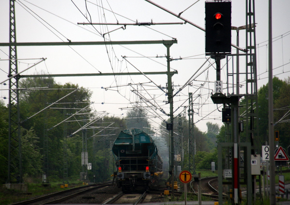 Ein Nachschuss vom dem Kalkleerzug aus Oberhausen-West(D) nach Hermalle-Huy(B).
Aufgenommen vom Bahnsteig 2 in Lindern.  
Bei Wolken am Nachmittag vom 4.5.2017.