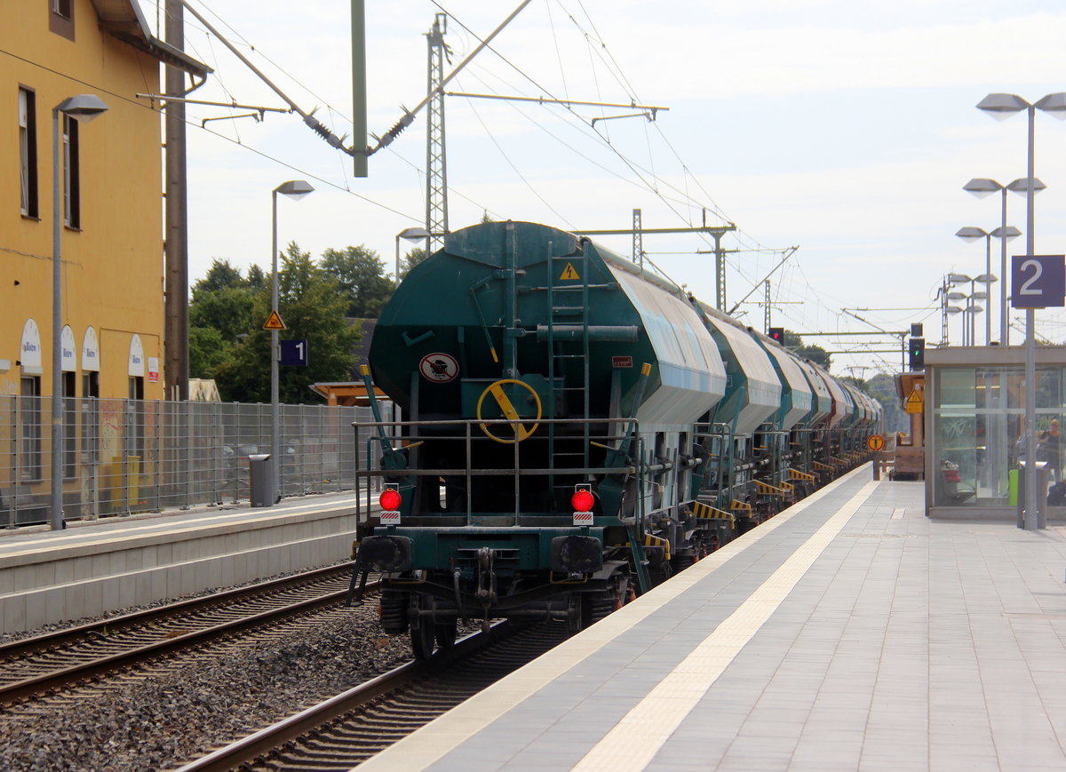 Ein Nachschuss vom dem Kalkleerzug aus Oberhausen-West(D) nach Hermalle-Huy(B). 
Aufgenommen vom Bahnsteig 2 in Lindern.
Bei Sonne und Wolken am Nachmittag vom 11.7.2019.