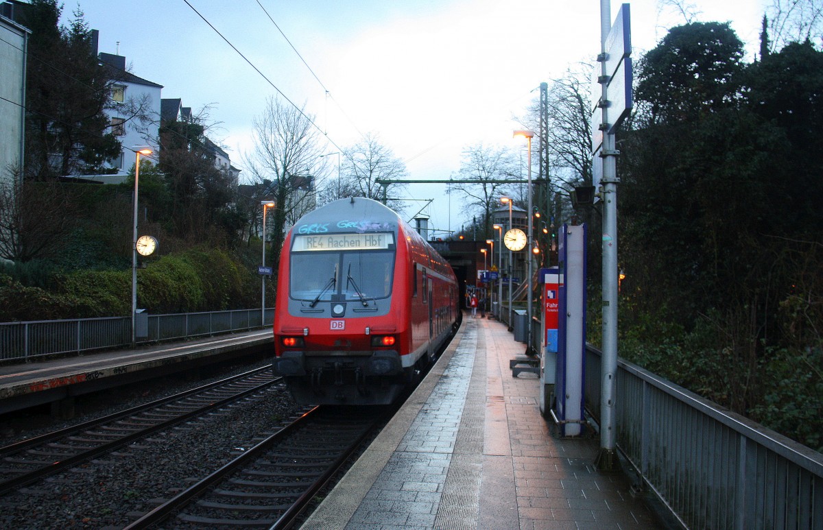Ein Nachschuss von dem RE4 aus Dortumund-Hbf nach Aachen-Hbf.
Aufegenommen von Bahnsteig 1 in Aachen-Schanz. 
Bei Schneeregenwolken am Morgen vom 13.1.2016.