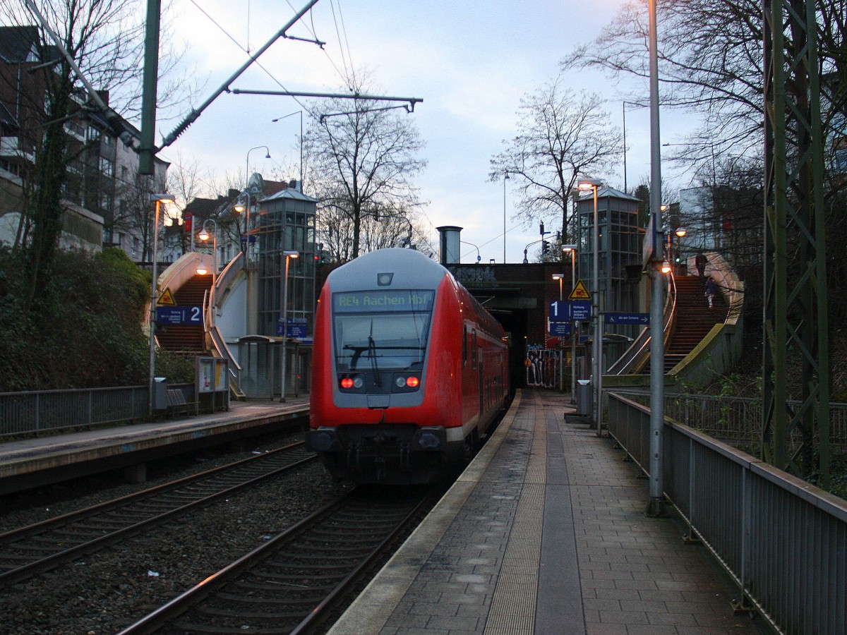 Ein Nachschuss von dem RE4 aus Dortumund-Hbf nach Aachen-Hbf. Aufegenommen von Bahnsteig 1 in Aachen-Schanz. 
Bei Schneeregenwolken am Kalten Morgen vom 14.1.2016.